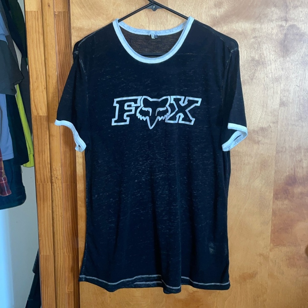 FOX T-shirt says xl looks more like a medium to me.